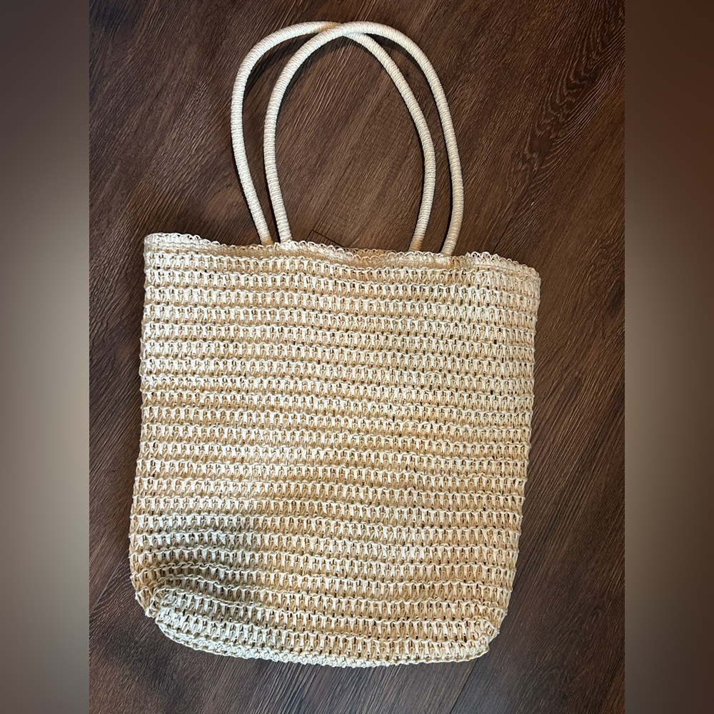 Medium size woven bag
